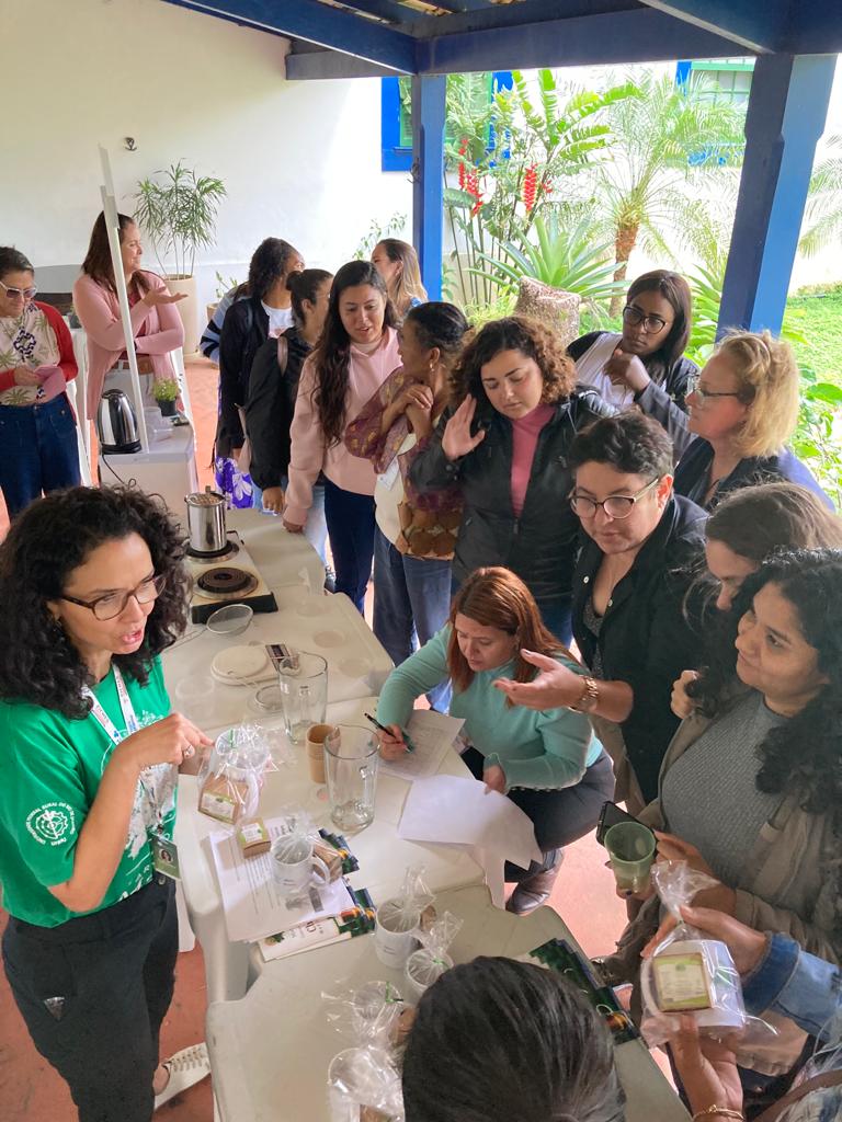 Professora Magda e equipe fazem mostra de produtos artesanais